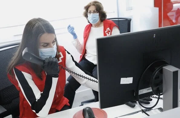 Queen Letizia visited Red Cross (Cruz Roja Spain) office in Madrid. Hugo Boss Doby white black crew neck sweatshirt