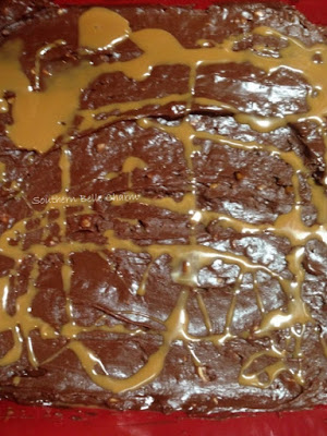 Easy Turtle Fudge. Recipe by Southern Belle Charm | www.BakingInATornado.com | #recipe #dessert|