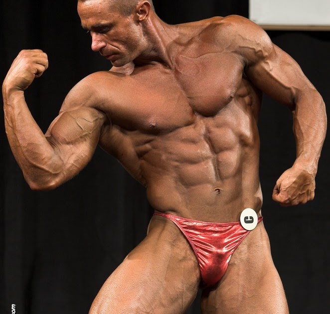 Pictures and videos of bodybuilders in posing trunks showing bulges and Vis...