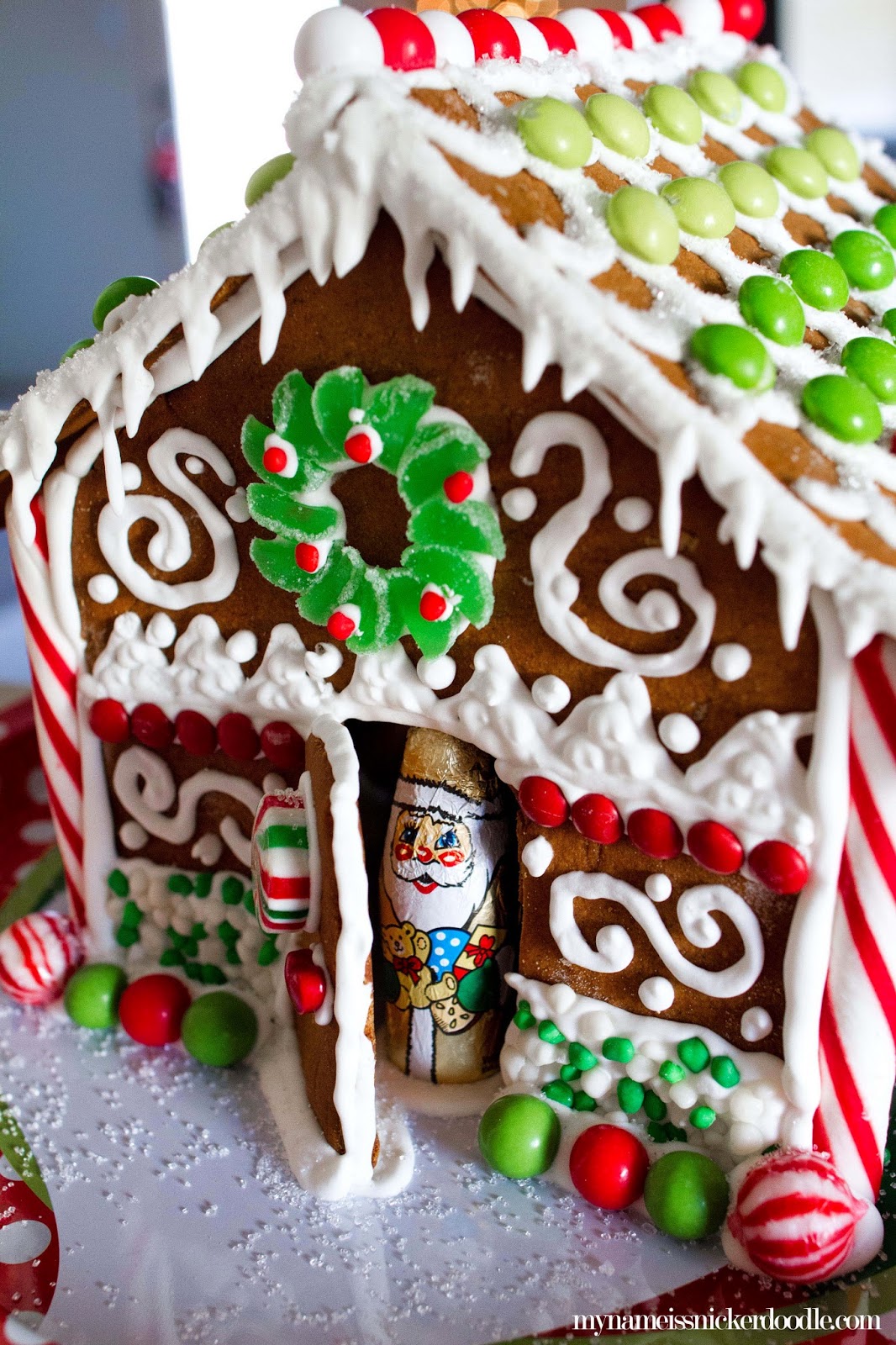 Super adorable Christmas Gingerbread house. Some fun stress free tips, too! | My Name Is Snickerdoodle