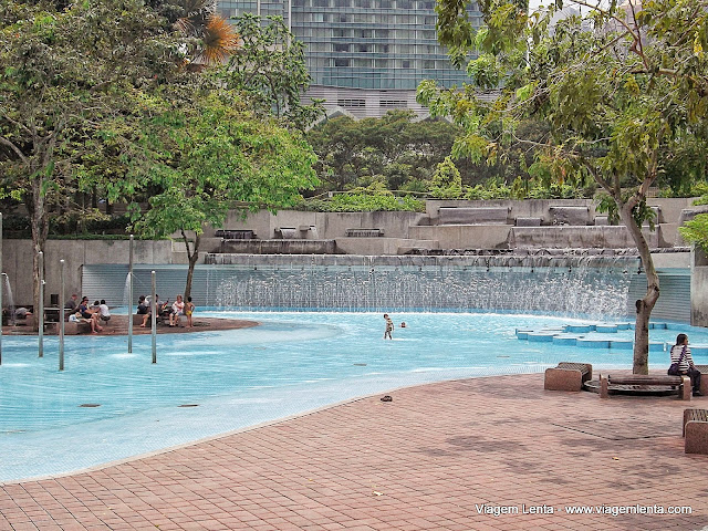 Piscinas em parques no centro da cidade