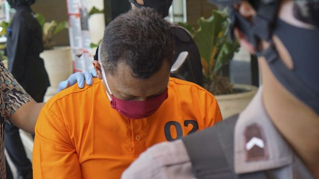 Relawan Corona Jatim Tendang Pelanggar Jam Malam hingga Tewas Relawan Corona Jatim Tendang Pelanggar Jam Malam hingga Tewas