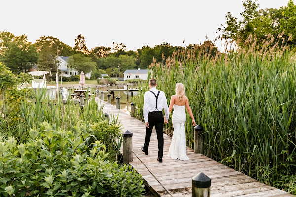 Backyard Summer Wedding in Edgewater, MD photographed by Maryland Wedding Photographer Heather Ryan Photography