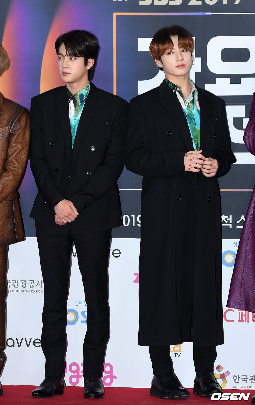 [THEQOO] Sehun de EXO y Jin de BTS usando el mismo outfit