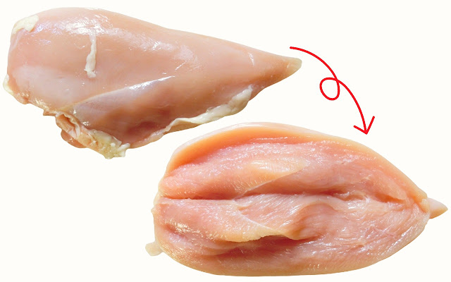 鶏肉は皮を取り除き、開いて平らにします。