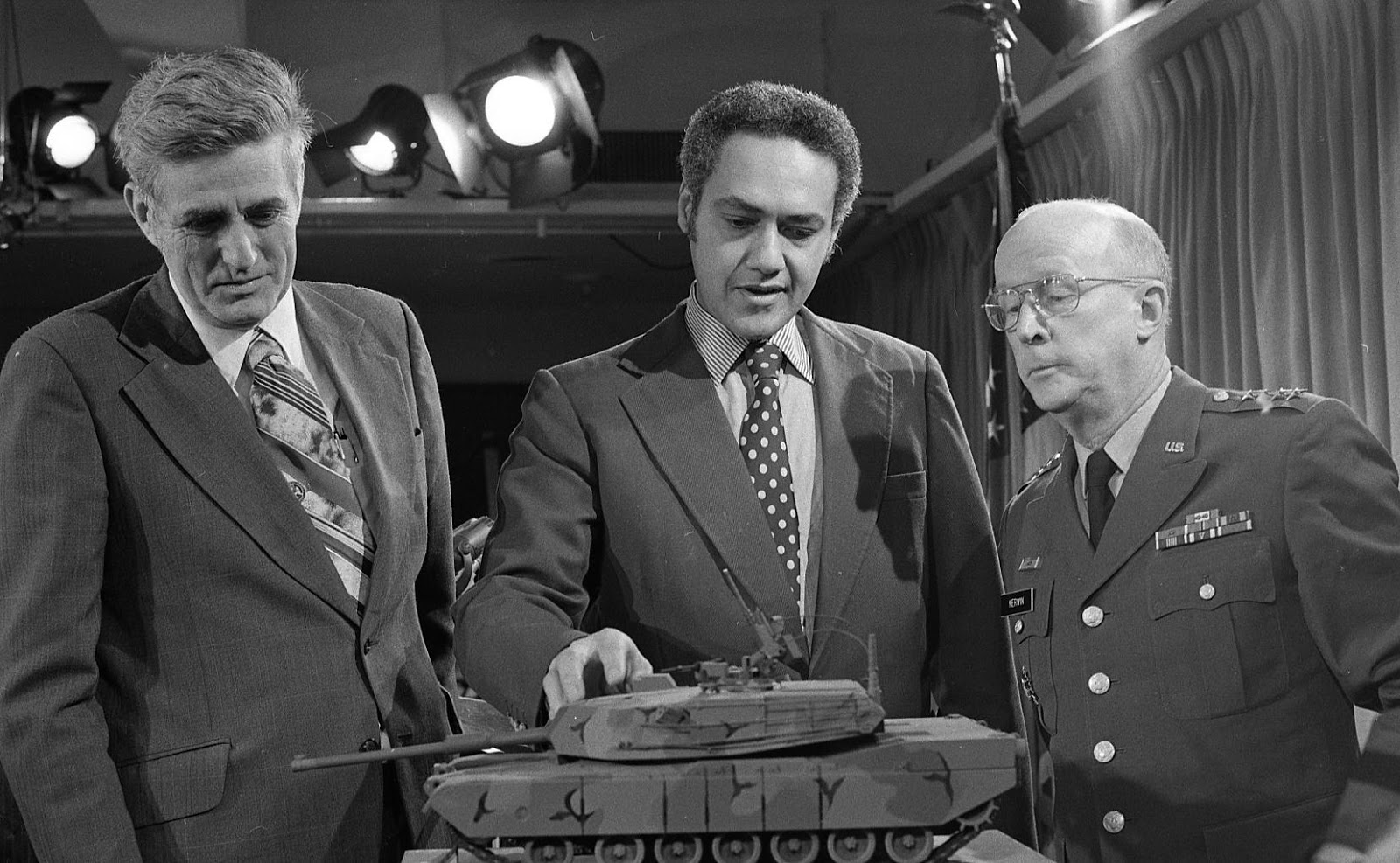 СТАЛЬ И ОГОНЬ: СОВРЕМЕННЫЕ И ПЕРСПЕКТИВНЫЕ ТАНКИ: XM-1