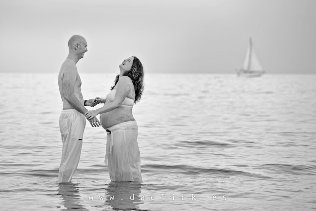 embarazada con su pareja en la playa