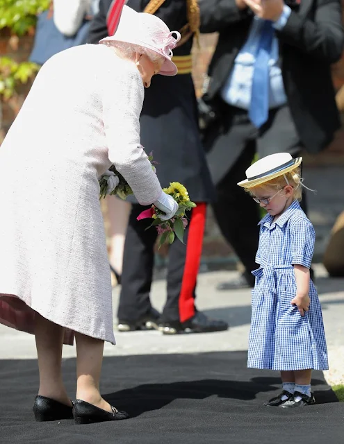 Queen Elizabeth style, dress, jewelery, jewel, gold jewels