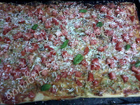 Pizza cu pesto, rosii, busuioc si parmigiano