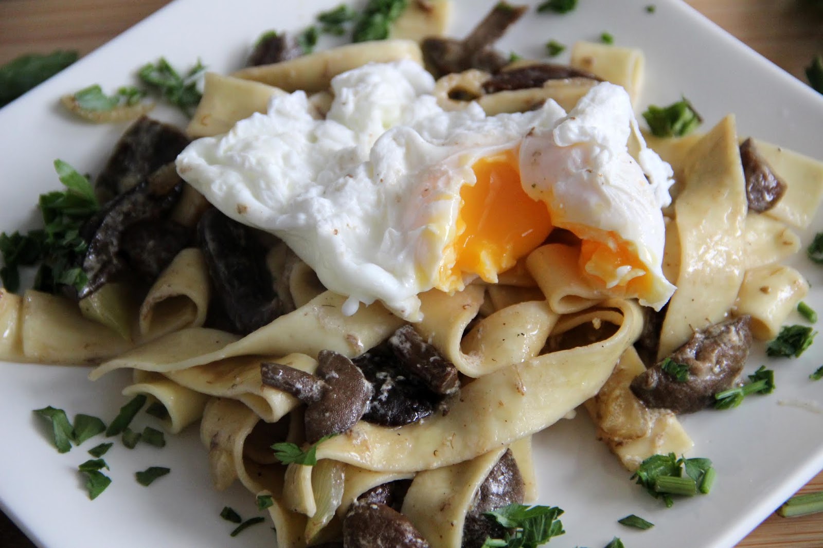 Makaron pappardelle podany z grzybami leśnymi i