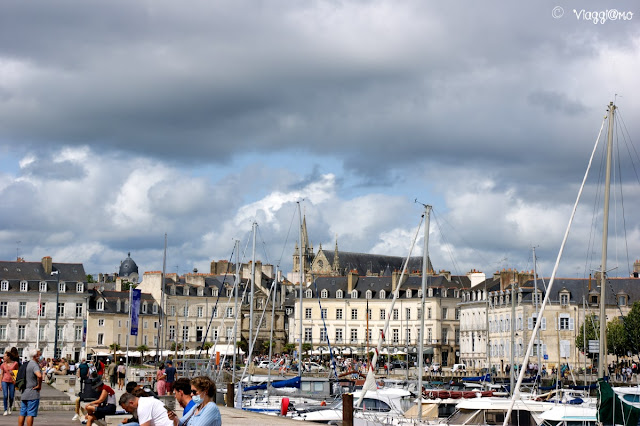 Il porto di Vannes con le imbarcazioni e i begli edifici che spiccano sullo sfondo