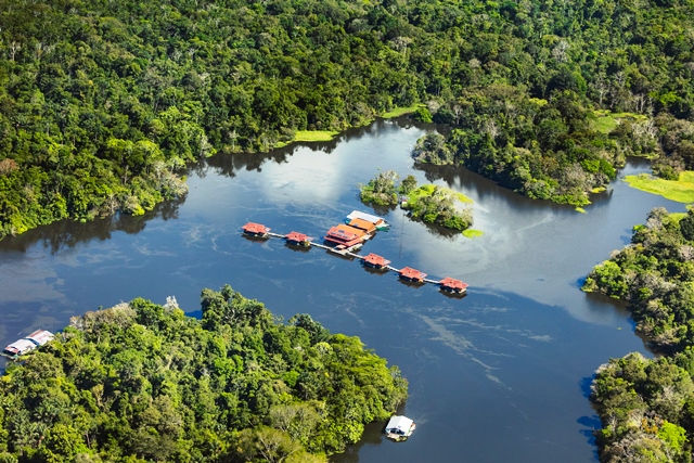 Vista aérea da Pousada Uakari Lodge, na Amazônia