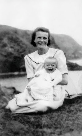 Robin Gibb con su abuela Nora Lynch