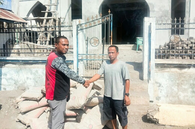 Jumat Berkah, IOF Lotim bagikan 120 sak semen Jumat Berkah, IOF Lotim bagikan 120 sak semen