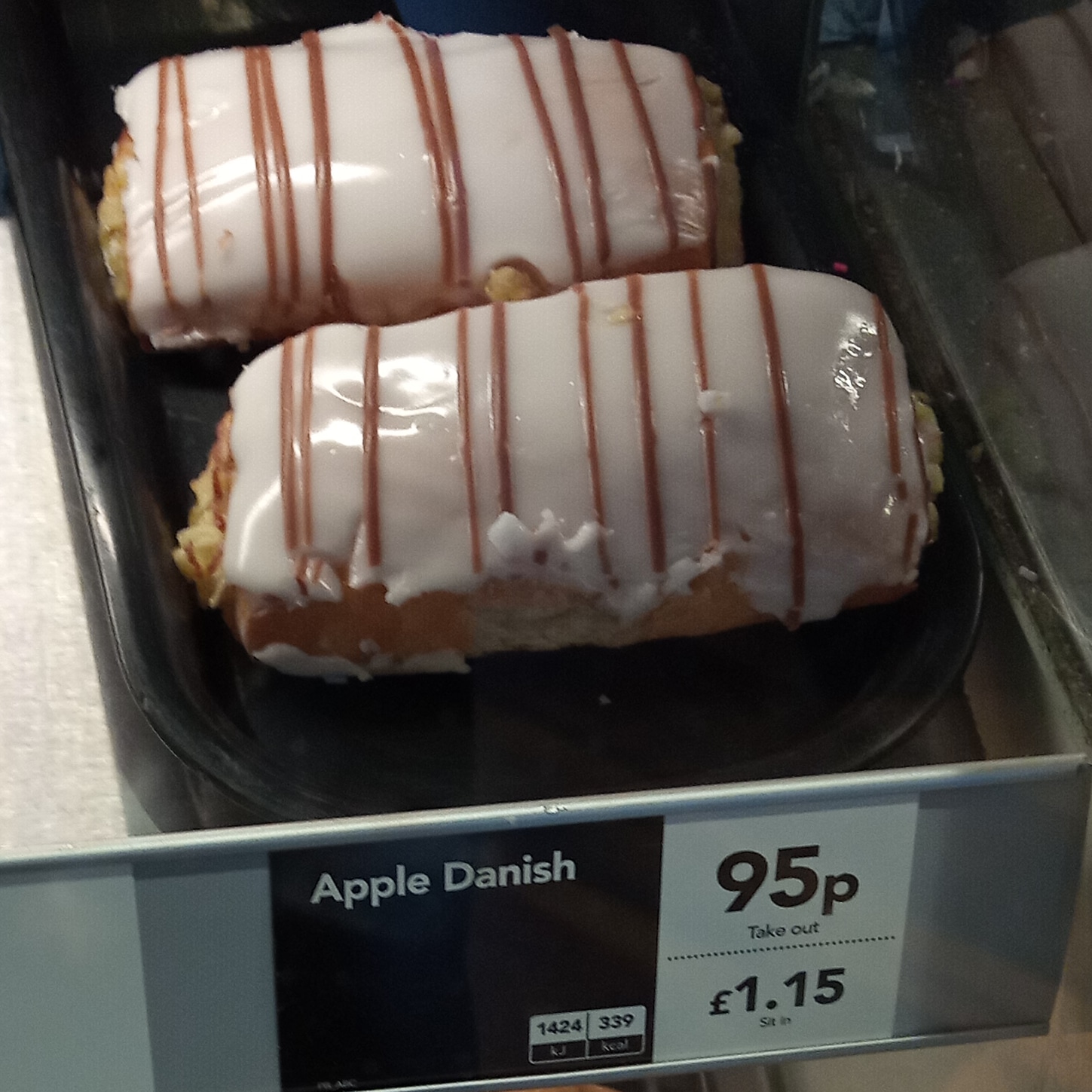 Supersupergirl's dining reviews [Review] Greggs Chocolate eclair and