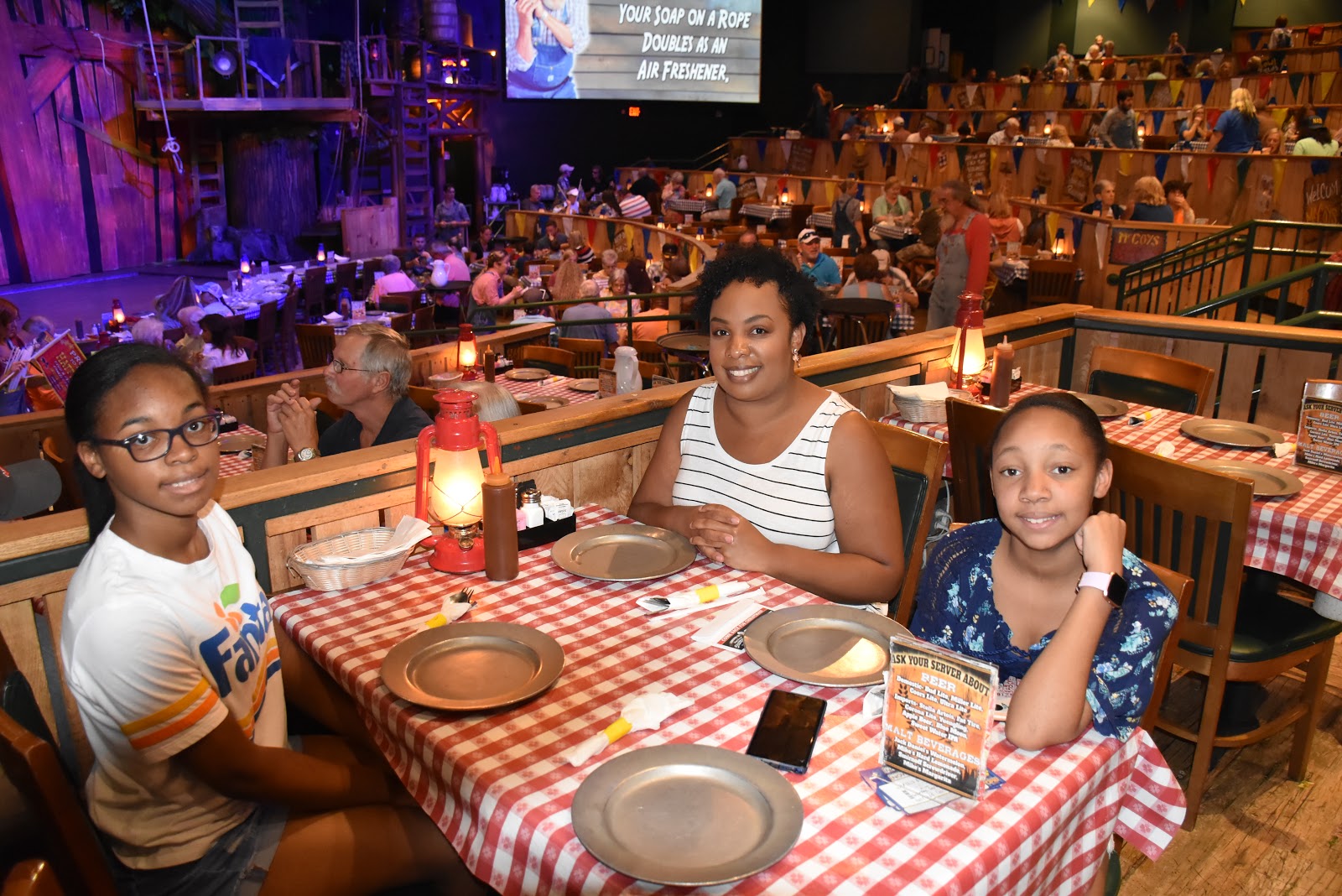 Video: The Best Comedy Dinner Show in Pigeon Forge: Hatfield & McCoy