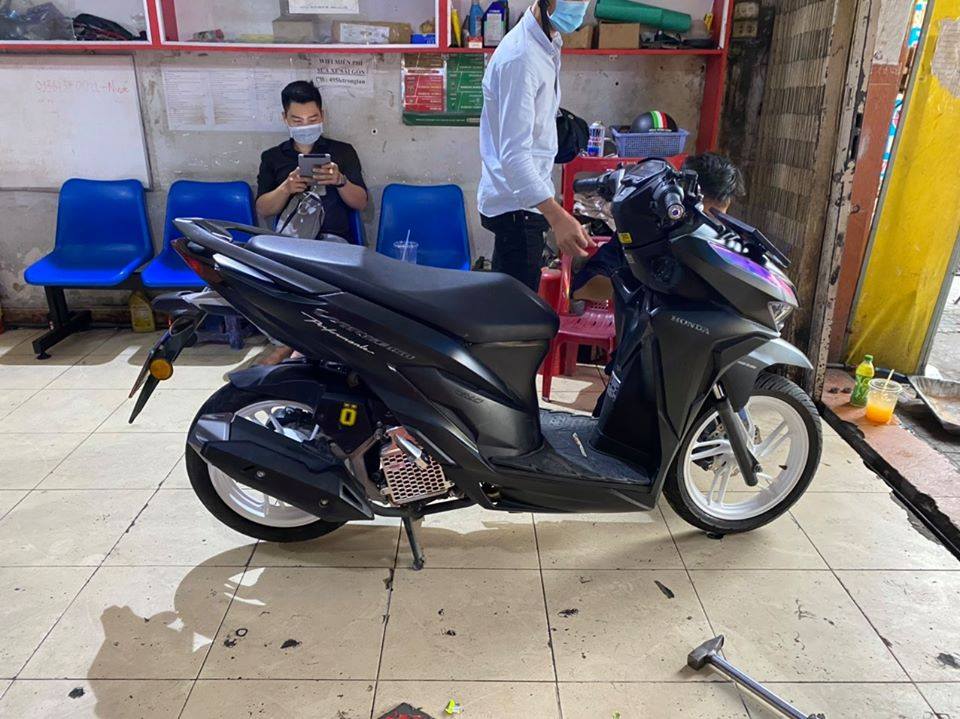 Tem Vario 150 Trắng Đỏ