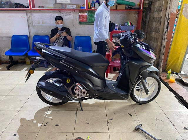 Sơn mâm xe máy Honda Vario màu trắng sữa lấy trong ngày