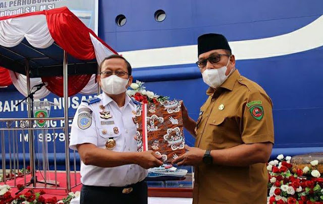 Gambar terkait Cuaca Buruk,2 KMP Terseret Arus dan Kandas di Bali,KMP Gerbang Samudera 2 Berhasil Dievakuasi (dari Bing)