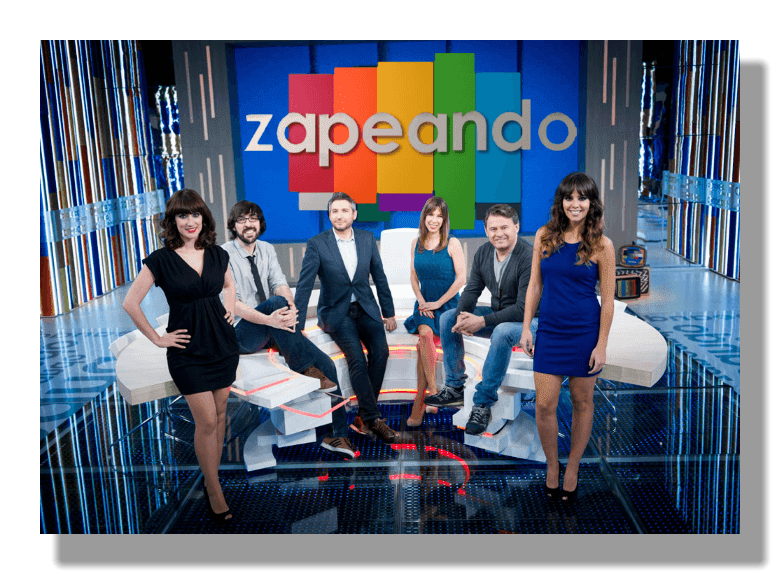 Ana María Morgade Pérez, Enrique Peinado Moro, Francisco Blanco Escudero, Anna Simon Marí, Miguel Nadal Furriel, Cristina Pedroche Nava posando frente al logotipo del programa de televisión Zapeando