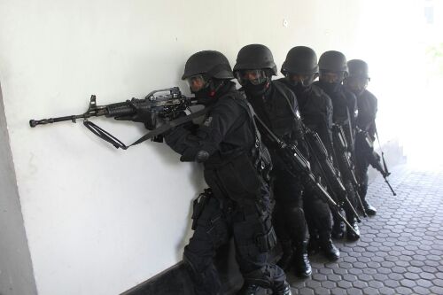 Kantor BRI Madiun Digruduk Teroris, Alhamdulilah Raider 501 Bajrayuda Kualifikasi Khusus Dengan Sigap Berhasil Menembak Gerombolan Teroris Tewas!!! 20160727140148IMG 20160727 1754
