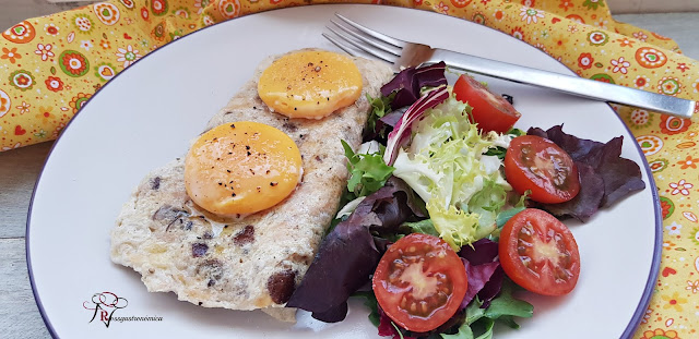 Tortilla de claras, atún y champiñón con yema al vapor