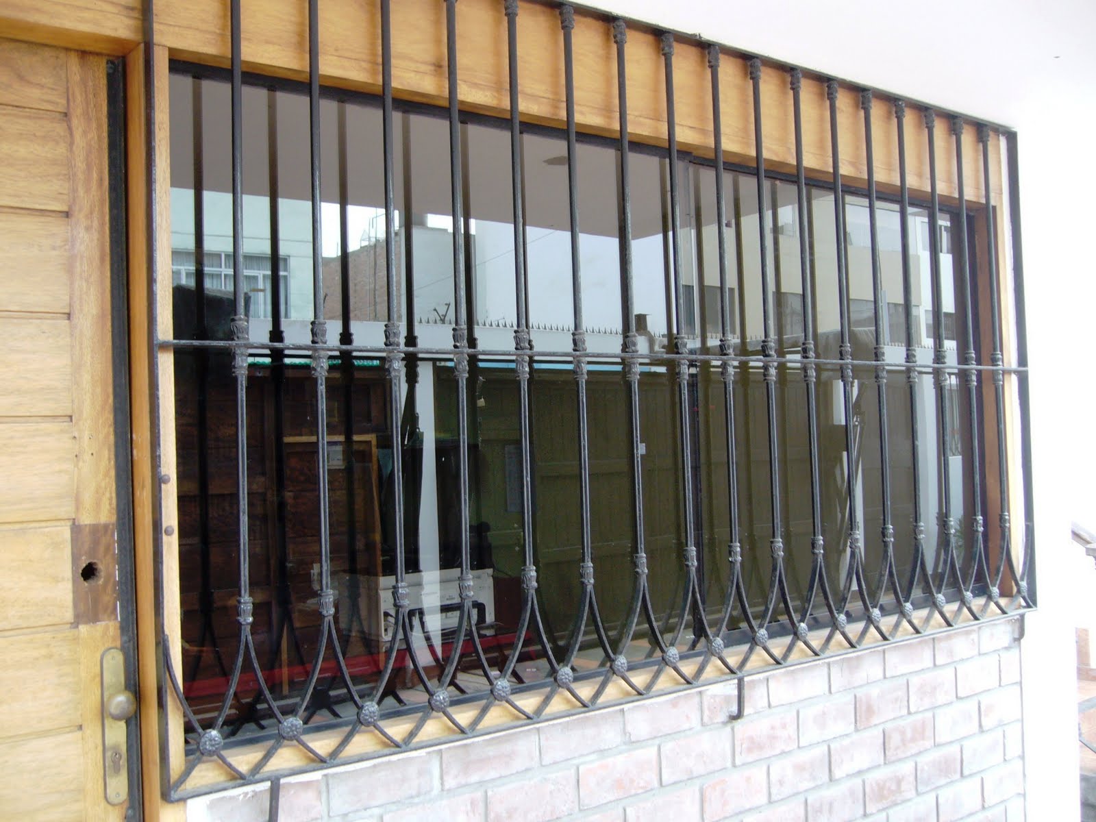 REMATE DE ACABADOS: Ventana con marco de cajón mas rejas.