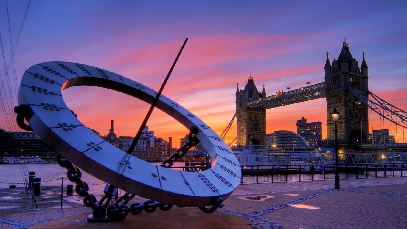 桌布下載: 桌布下載 : Tower bridge and giant time sundial, London, England