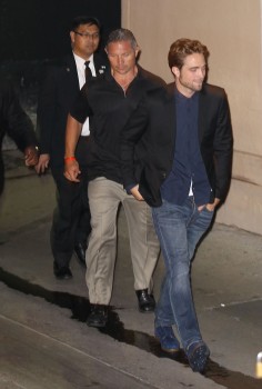 RobProfectiv: Robert Patinson Signing Fan Pics At Jimmy Kimmel Gates (8/22)