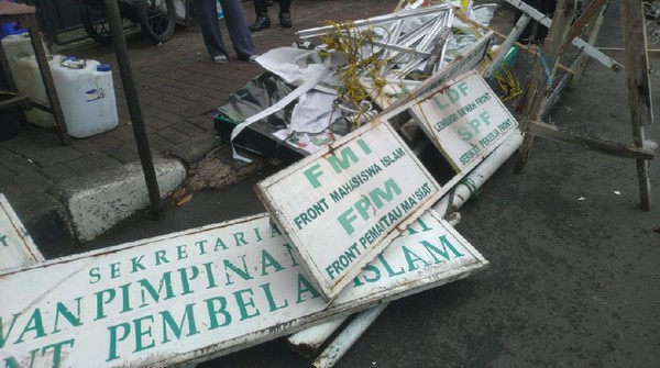 Brimob-TNI Robohkan Plang FPI di Jl KS Tubun Petamburan Brimob-TNI Robohkan Plang FPI di Jl KS Tubun Petamburan