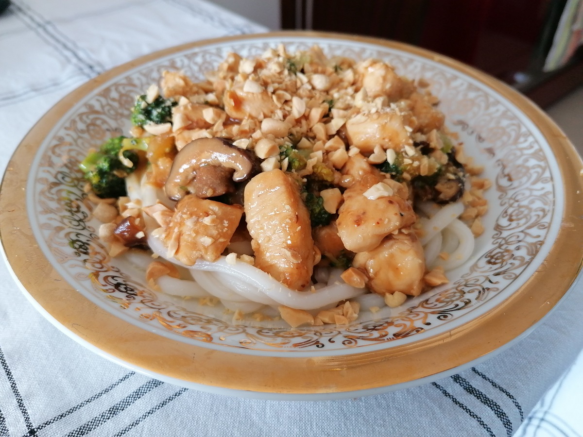 Udon z kurczakiem, brokułem i grzybami shitake