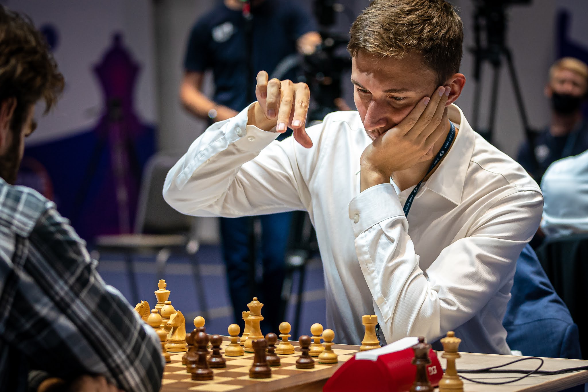 проигранная партия в шахматы. шахматная партия. шведская партия в шахматах. магнус карлсен непомнящий. карпов и каспаров шахматисты.