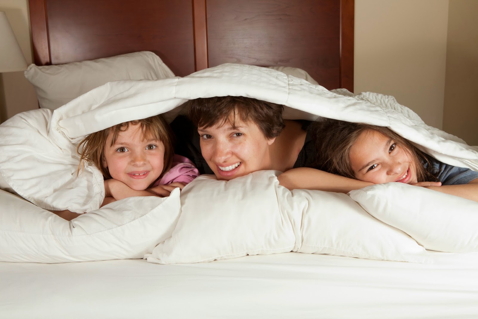 Сестра пришла брату кровать. Под одеялом с дочерью. Дочка и мама под одеялом. Фотосессия мать и дочь одеяло. Мама и дочь в кровати проснулись улыбаются.