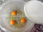 Budinca de paine preparare reteta - turnam laptele peste trei oua