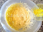 preparare reteta tiramisu cu mascarpone -  lamaia razuita in vasul cu crema