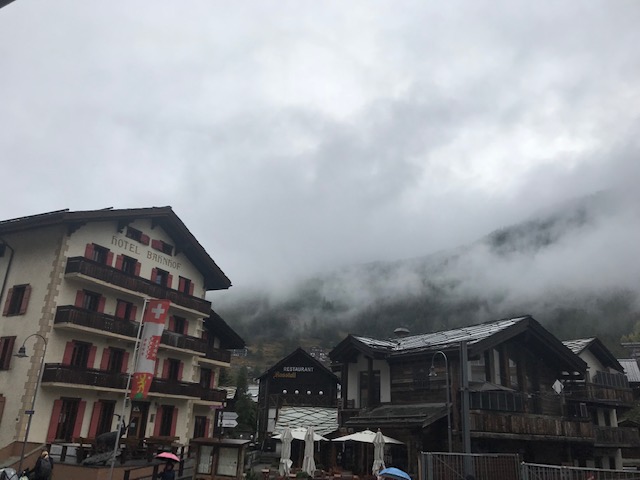 雲がたれこめる雨のスイス・ツェルマット