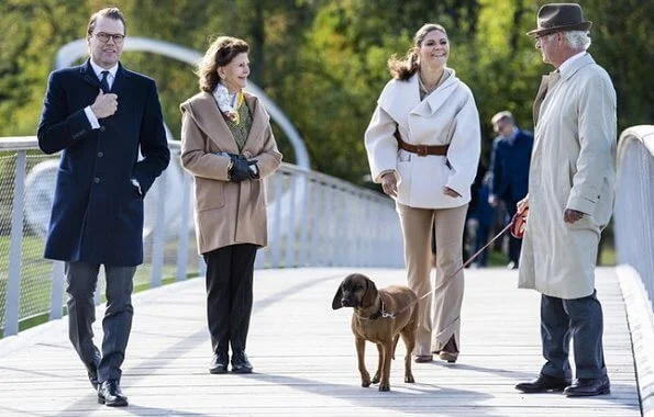 Crown Princess Victoria wore a wool and cashmere-blend jacket from Toteme, Ralph Lauren boots, Little Liffner bag. King Carl Gustaf, Queen Silvia