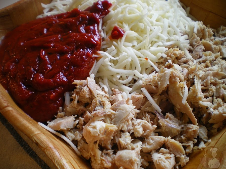 Relleno de salsa marinara, pollo asado y queso rallado