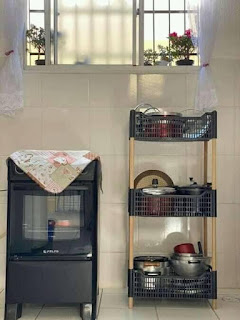 Mueble de cocina reciclado con palos de escoba y canastos de plástico viejos