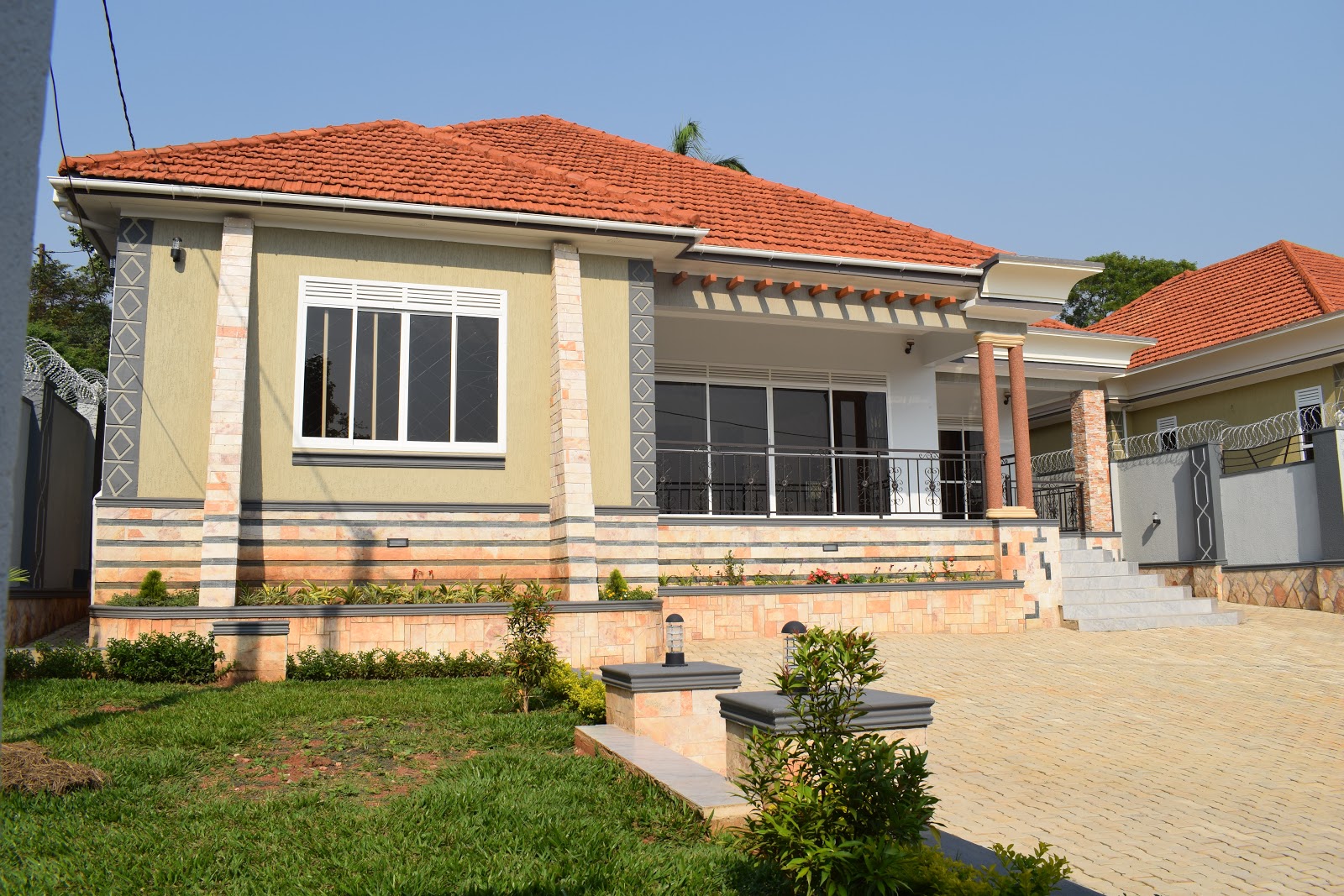 HOUSES FOR SALE ON ENTEBBE ROAD.