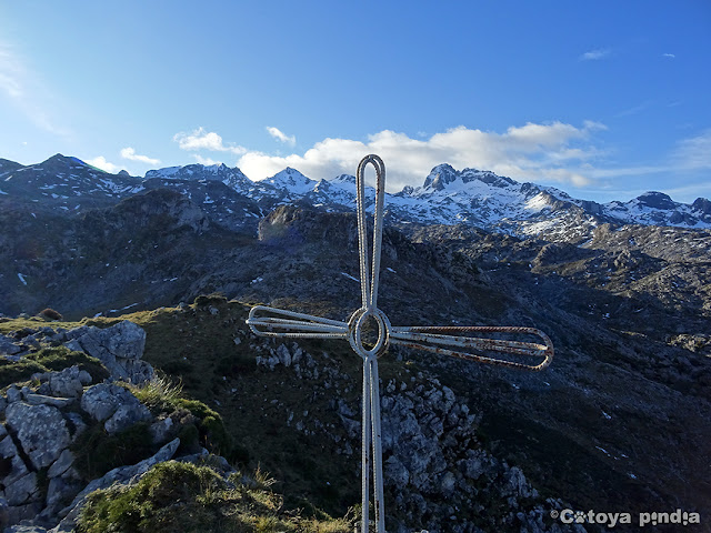 Cruz del Cantu Ceñal en Picos de Europa.