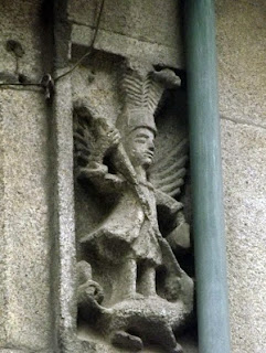 Imagem de São Miguel Arcanjo esculpido em pedra