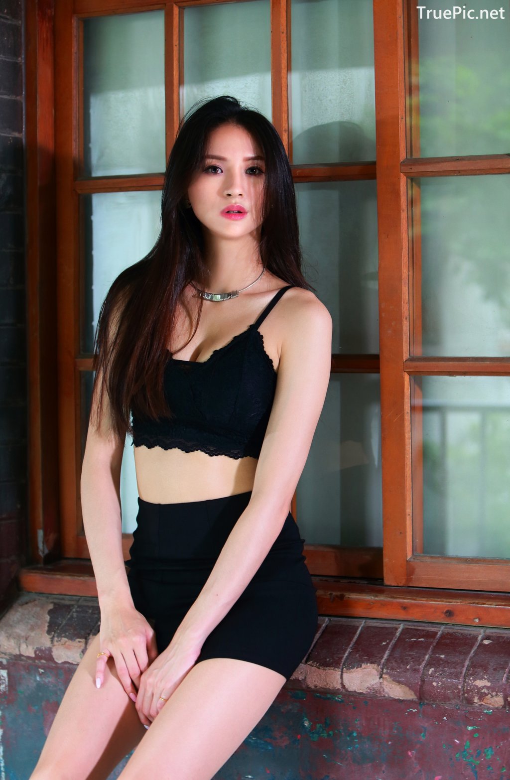 Image-Taiwanese-Beautiful-Long-Legs-Girl-雪岑Lola-Black-Sexy-Short-Pants-and-Crop-Top-Outfit-TruePic.net- Picture-34