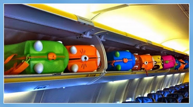 Maletas Trunki dentro de los compartimentos del equipaje de cabina de un avión