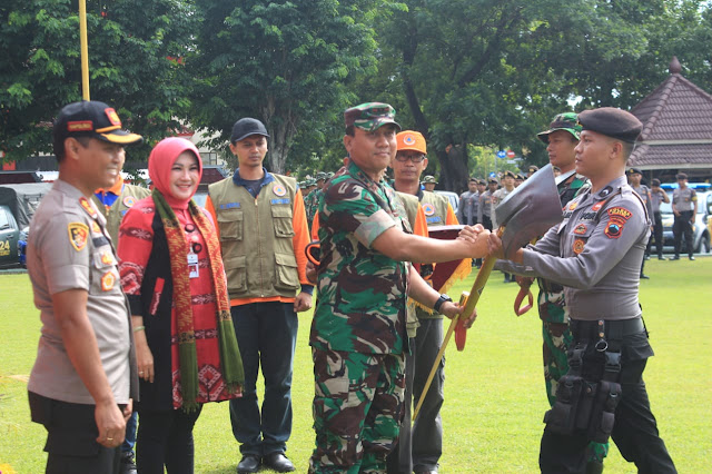 Dandim Klaten Menyerahkan Simbolis Penyerahan Bantuan untuk penanggulangan bencana