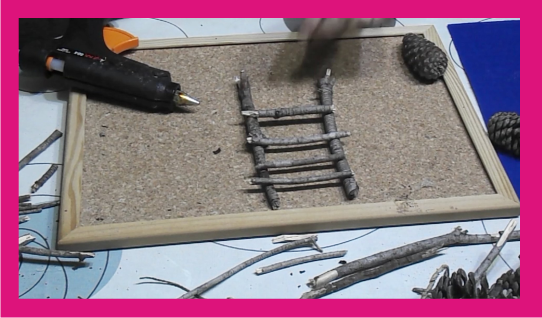 Escalera hecha con palos reciclados