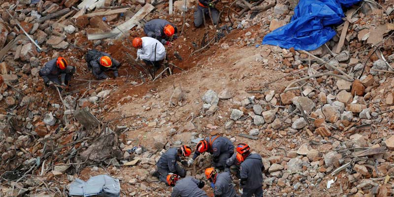 Restos mortais de crianças achados em prédio que caiu são identificados