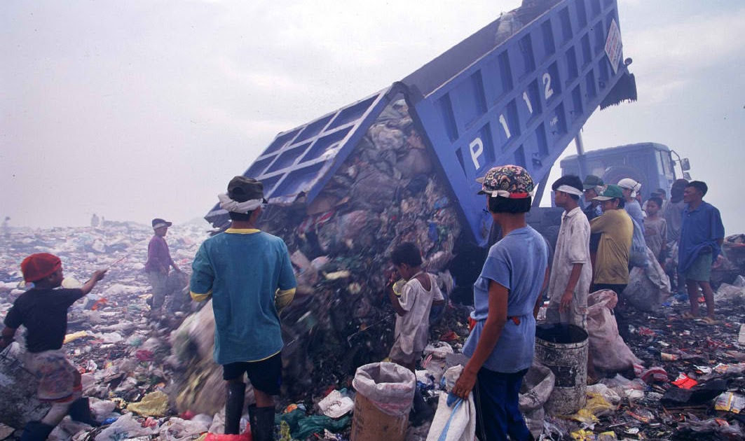 Poor environment. Свалка пластиковых отходов. Утилизация мусора в индии. Река нил загрязнение. Poor environment.