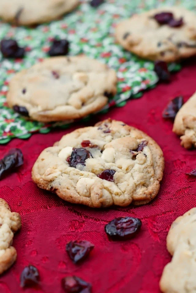 Cranberry White Chocolate Chip Cookies | thetwobiteclub.com