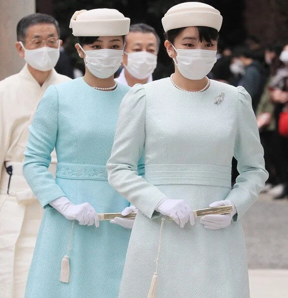 Princess Mako and Princess Kako visited Meiji Jingu shrine. Emperor Meiji and Empress Dowager Shoken. The Princess wore a light blue long dress